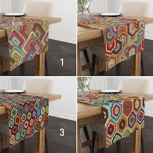 Könnte beinhalten: Vier verschiedene Tischläufer mit geometrischen Mustern in Rot-, Orange-, Gelb-, Grün-, Blau- und Brauntönen. Die Läufer werden auf Holztischen mit Stühlen gezeigt.