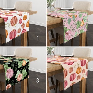 Peut inclure: Quatre chemins de table différents sur le thème de la citrouille. Les chemins de table sont roses, noirs et blancs avec des citrouilles et des feuilles en aquarelle. Les chemins de table sont présentés sur des tables en bois.