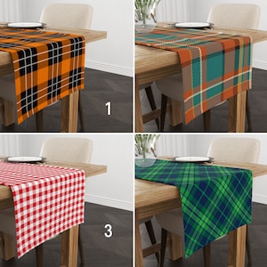 Puede incluir: Cuatro caminos de mesa diferentes con patrones de cuadros. Los caminos de mesa se muestran en mesas de madera con sillas. Los caminos de mesa son de los siguientes colores: naranja y negro, azul verdoso y naranja, rojo y blanco, y verde y azul.
