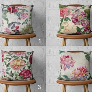 Op de afbeelding: Vier kussens met bloemenpatronen. De kussens liggen op bruine stoelen met houten poten. De kussens hebben verschillende bloemenpatronen, waaronder roze, rode en witte bloemen.