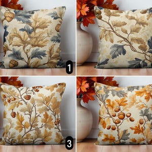 Op de afbeelding: Vier decoratieve kussens met herfstthema's van bladeren en eikels. De kussens hebben tinten beige, bruin, blauw en oranje. Elk kussen heeft een uniek ontwerp, perfect om een seizoensgebonden touch aan elke kamer toe te voegen.