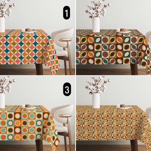 Può includere: Quattro tovaglie diverse con motivi geometrici in tonalità di marrone, arancione, blu e bianco. Le tovaglie presentano cerchi, quadrati e rombi.