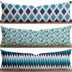 Puede incluir: Tres almohadas decorativas largas con diferentes patrones geométricos azules y blancos. Las almohadas están dispuestas verticalmente, con la almohada superior con un patrón de diamante, la almohada del medio con un patrón de cachemira y la almohada inferior con un patrón de chevron.