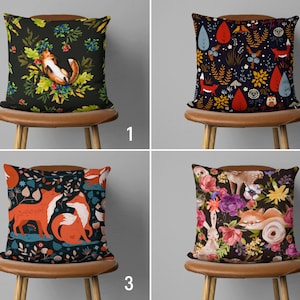 Può includere: Quattro diversi design di cuscini con uno sfondo scuro e illustrazioni colorate di volpi, gufi, cervi e conigli. I cuscini sono esposti su sedie di legno marrone con uno sfondo grigio chiaro.