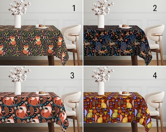 Puede incluir: Cuatro manteles diferentes con varios patrones de animales y flores. Los manteles son en tonos de azul, rojo, naranja y verde. Los manteles son todos rectangulares y tienen un borde con flecos.