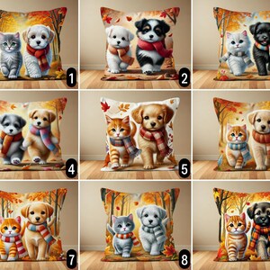 Può includere: Dieci diversi design di cuscini con un gatto e un cane che indossano sciarpe a tema autunnale. I cuscini hanno uno sfondo bianco con un motivo autunnale di foglie arancioni, gialle e marroni. Gli animali sono raffigurati in uno stile cartone animato con occhi grandi e volti sorridenti.