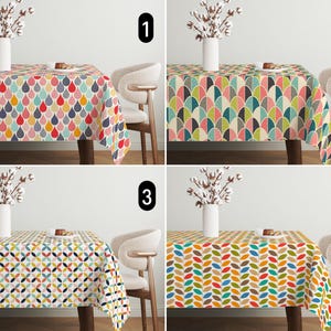 Op de afbeelding: Vier verschillende kleurrijke tafelkleden met geometrische patronen. De tafelkleden hebben een verscheidenheid aan kleuren, waaronder rood, geel, blauw, groen en wit. De tafelkleden worden getoond op een tafel met een witte achtergrond.