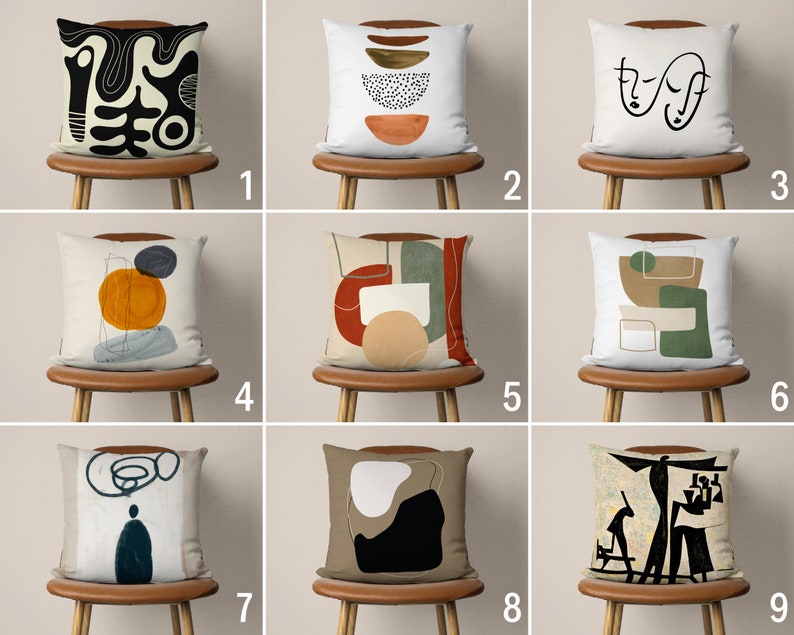 Puede incluir: Nueve dise&ntilde;os diferentes de cojines decorativos con patrones geom&eacute;tricos abstractos en negro, blanco, marr&oacute;n, naranja, verde y rojo. Los cojines se muestran en sillas con patas de madera marr&oacute;n.
