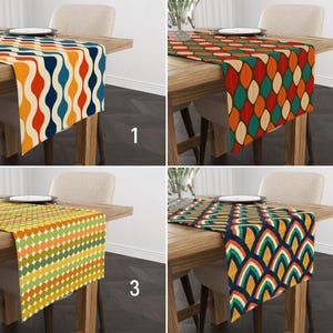 Può includere: Quattro runner colorati con motivi geometrici sono esposti su tavoli di legno. I runner presentano disegni in arancione, blu, giallo, verde e rosso. Ogni runner è posto su un tavolo con un piatto e una sedia.