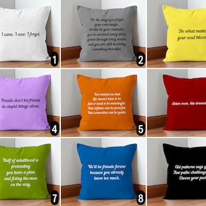 Könnte beinhalten: Neun dekorative Wurfkissen in verschiedenen Farben, jedes mit einem anderen inspirierenden Zitat in schwarzem Text. Die Kissen sind weiß, grau, gelb, lila, orange, rot, grün, blau und schwarz. Die Zitate variieren in Länge und Stil.