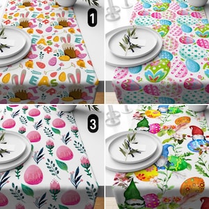 Może przedstawiać: Cztery różne wzory bieżników stołowych na Wielkanoc. Pierwszy bieżnik ma białe tło z kolorowymi jajkami wielkanocnymi, królikami i napisem "Wielkanoc". Drugi bieżnik ma białe tło z kolorowymi jajkami wielkanocnymi. Trzeci bieżnik ma białe tło z różowymi i zielonymi jajkami wielkanocnymi i liśćmi. Czwarty bieżnik ma białe tło z kolorowymi jajkami wielkanocnymi i krasnoludkami.