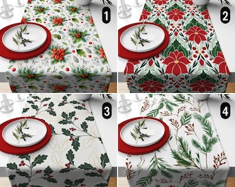 Könnte beinhalten: Gezeigt werden vier festliche Tischläufer mit unterschiedlichen Feiertagsdesigns. Die Muster umfassen Poinsettien, Stechpalmen und andere saisonale Blätter. Die Läufer sind weiß mit roten, grünen und goldenen Akzenten. Jedes Gedeck hat ein rotes Ladegerät und einen weißen Teller.