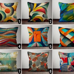 Op de afbeelding: Negen verschillende kussenhoezen met abstracte geometrische patronen in verschillende kleuren, waaronder blauw, rood, geel, groen en oranje. De kussens zijn gerangschikt in drie rijen van drie.