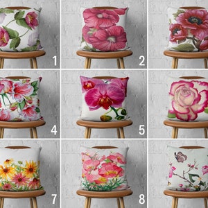 Può includere: Nove diverse fodere per cuscini floreali con vari disegni di fiori, tra cui rose, orchidee e margherite. Le fodere per cuscini sono tutte bianche con una varietà di motivi floreali rosa e rossi.