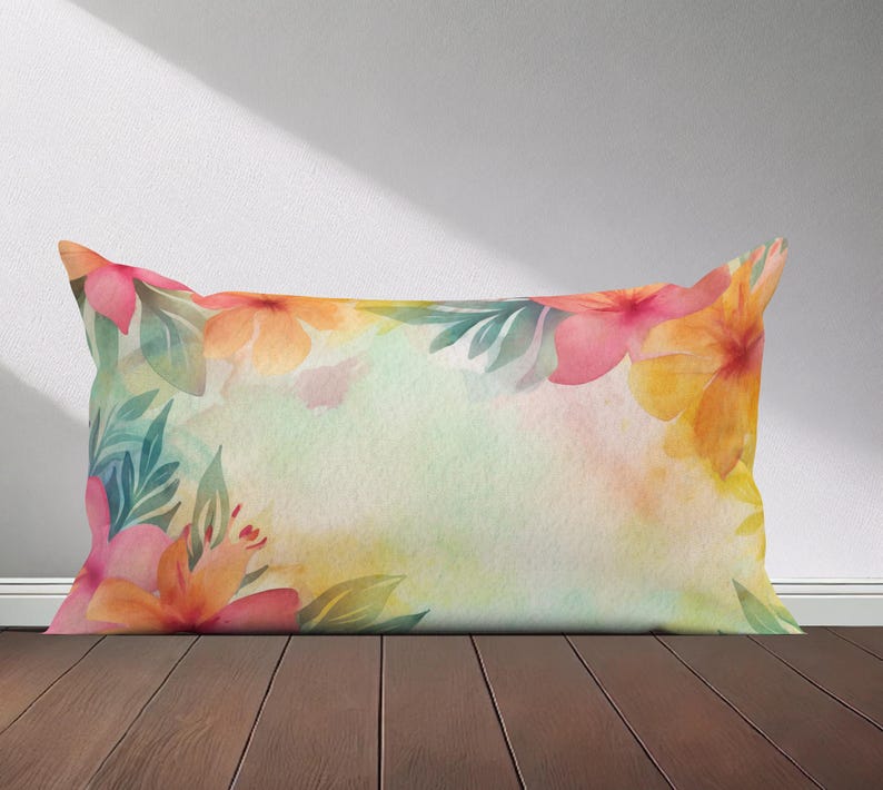 Peut inclure: Un oreiller rectangulaire avec un motif aquarelle de fleurs tropicales roses, jaunes et vertes. L'oreiller est sur une surface en bois.