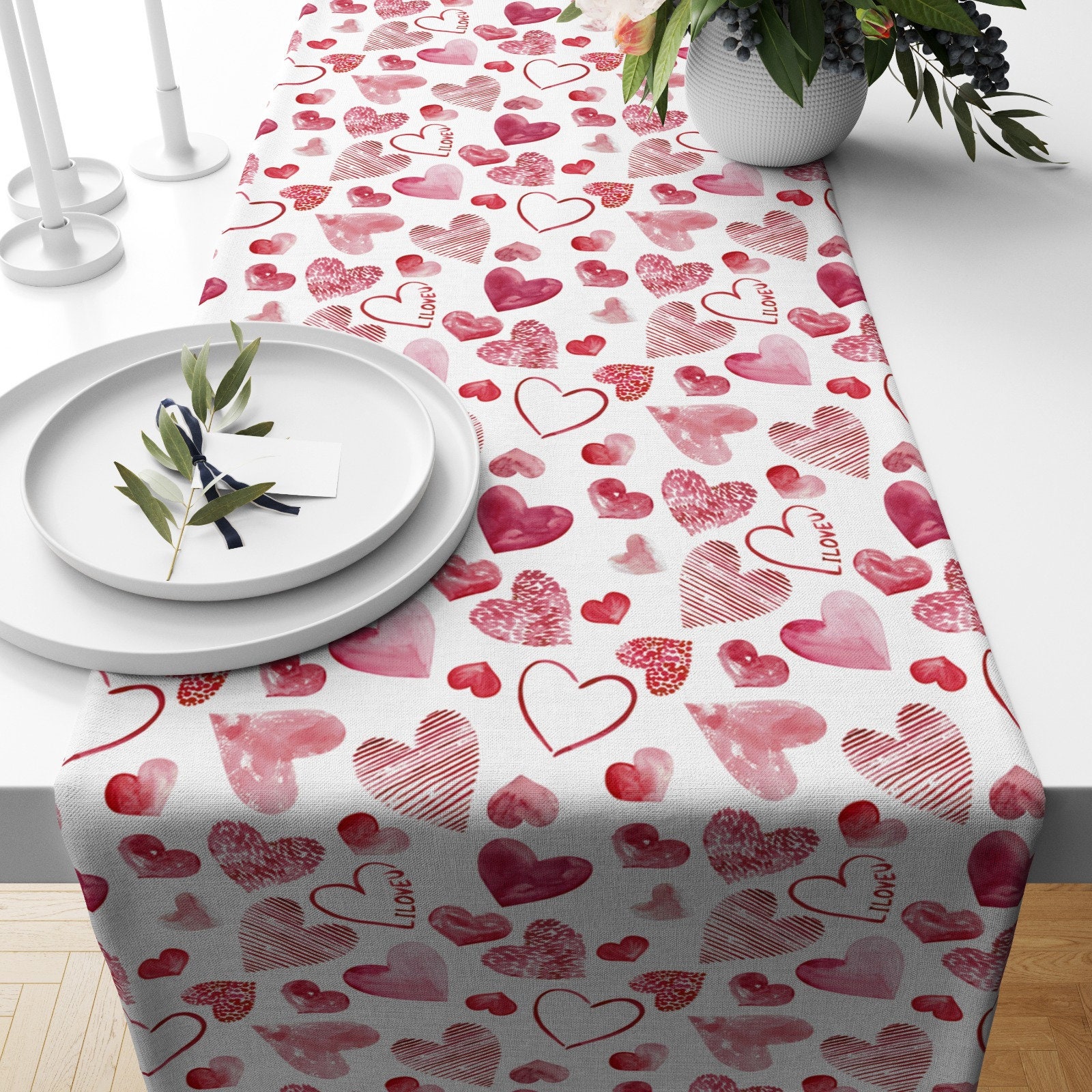 Runner Da Tavola Con Cuori E Scritta Happy Spring – 33x182 Cm, Motivo Floreale Per San Valentino E Primavera