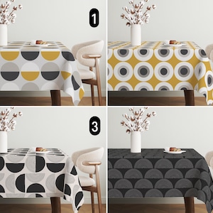 Peut inclure: Quatre nappes différentes avec des motifs géométriques en noir, blanc, gris et jaune. Les nappes sont présentées sur une table avec des chaises.