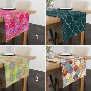 Pode incluir: Quatro diferentes caminhos de mesa com padrões geométricos. Os caminhos de mesa são rosa, verde, azul e vermelho com detalhes dourados. Os caminhos de mesa estão sobre mesas de madeira.