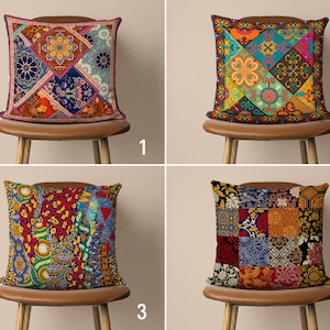 Peut inclure: Quatre coussins décoratifs avec des motifs de patchwork colorés. Chaque coussin présente un motif différent avec des formes géométriques et des motifs floraux. Les coussins sont présentés sur des chaises en bois brun.