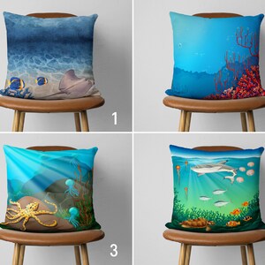 Peut inclure: Quatre housses de coussin différentes avec des motifs sur le thème de l'océan. Le premier coussin présente un motif aquarelle bleu et blanc avec une raie et des poissons. Le deuxième coussin a un motif de récif corallien avec du corail rouge et de l'eau bleue. Le troisième coussin a une pieuvre bleue et jaune avec des méduses bleues. Le quatrième coussin a un requin, des poissons et des tortues de mer dans de l'eau bleue.