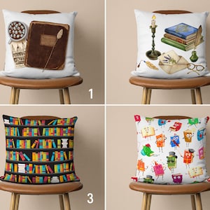 Könnte beinhalten: Vier verschiedene Kissen-Designs mit einem Buch-Thema. Das erste Kissen hat ein braunes Buch mit einer weißen Feder, eine Tasse heiße Schokolade und eine Vintage-Postkarte. Das zweite Kissen hat einen Stapel Bücher, eine Kerze, einen Brief und eine Brille. Das dritte Kissen hat einen schwarzen Hintergrund mit einem sich wiederholenden Muster aus bunten Büchern in Regalen. Das vierte Kissen hat einen weißen Hintergrund mit einem sich wiederholenden Muster aus bunten Comic-Büchern mit Gesichtern.