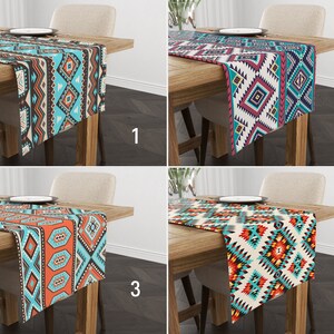 Puede incluir: Cuatro caminos de mesa con diferentes patrones geométricos en tonos de azul, naranja, rojo y blanco. Los caminos de mesa están colocados sobre mesas de madera con una silla a cada lado.