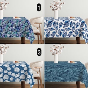 Può includere: Quattro tovaglie diverse con tema nautico. Le tovaglie presentano conchiglie blu e bianche, un motivo di conchiglie blu e bianche e un motivo di onde blu.