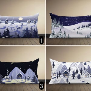 Può includere: Quattro diversi design di cuscini che presentano una scena di un paese delle meraviglie invernale con case, alberi e montagne innevati. I cuscini sono tutti rettangolari e hanno uno sfondo bianco con accenti blu e grigi.