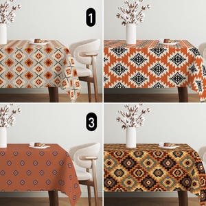 Peut inclure: Quatre nappes rectangulaires avec des motifs géométriques de différentes couleurs. Les nappes présentent des motifs dans les tons orange, marron, gris et noir. Chaque nappe est présentée sur une table en bois avec un vase et une chaise blancs.