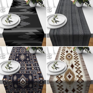 Peut inclure: Quatre chemins de table différents avec des motifs géométriques. Les chemins de table sont en noir et blanc, gris et blanc, marron et blanc, et bleu et blanc.