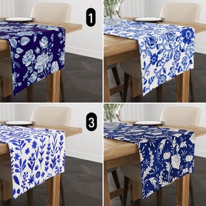 Peut inclure: Quatre chemins de table floraux bleus et blancs différents sur des tables en bois. Les chemins de table présentent différents motifs floraux, notamment des roses, des feuilles et des volutes.