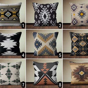 Op de afbeelding: Negen verschillende kussenhoezen met geometrische patronen in zwart, wit, bruin, grijs en geel. De patronen zijn geïnspireerd op Native American designs.
