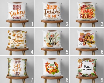 Op de afbeelding: Negen verschillende ontwerpen voor kussens met herfstthema's. De kussens zijn wit met verschillende ontwerpen, waaronder bladeren, pompoenen en tekst. De tekst op de kussens is "Winner Winner Turkey Dinner", "Talk Turkey To Me", "Happy Thanks Giving", "Hello Autumn", "I Love Fall Most Of All", "Hello Fall" en "Hello Autumn!"