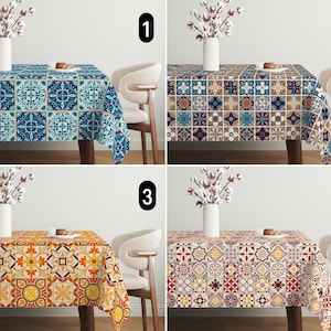 Könnte beinhalten: Vier Tischdecken mit verschiedenen geometrischen Mustern. Die Tischdecken sind blau und weiß, blau und braun, orange und gelb sowie rot und gelb. Jede Tischdecke liegt auf einem Tisch mit einem Stuhl auf jeder Seite.