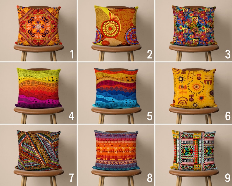 Op de afbeelding: Negen kleurrijke kussens met geometrische en abstracte patronen. De kussens zijn gerangschikt in drie rijen van drie, elk kussen ligt op een houten stoel.