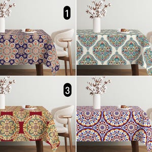 Peut inclure: Quatre nappes de table à motifs différents avec un design décoratif. Les nappes sont de différentes couleurs, notamment le bleu, le rouge et le blanc. Chaque nappe est présentée sur une table avec un vase de fleurs de coton et une chaise.