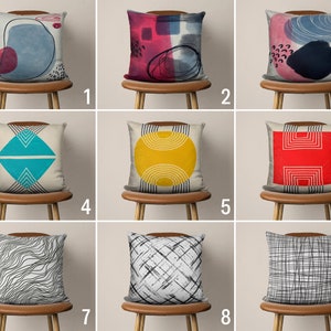 Könnte beinhalten: Neun verschiedene Designs für Dekokissen mit abstrakten Mustern. Die Kissen werden auf Stühlen mit Holzbeinen präsentiert. Die Muster umfassen geometrische Formen, Linien und Wirbel in verschiedenen Farben, darunter Blau, Rot, Gelb, Schwarz und Weiß.