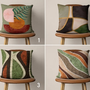 Op de afbeelding: Vier verschillende ontwerpen voor kussens met abstracte patronen in tinten groen, bruin en oranje. De kussens worden getoond op bruine stoelen met houten poten.