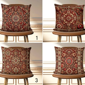 Può includere: Quattro cuscini rossi e dorati con intricati motivi floreali su una sedia marrone. I cuscini sono disposti in una griglia con i numeri 1, 2, 3 e 4 sotto ogni cuscino.