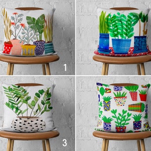 Peut inclure: Quatre designs de coussins différents mettant en scène des illustrations colorées de plantes en pot. Les coussins sont blancs avec une variété de couleurs vertes, bleues, rouges et jaunes. Les coussins sont présentés sur des chaises en bois brun.