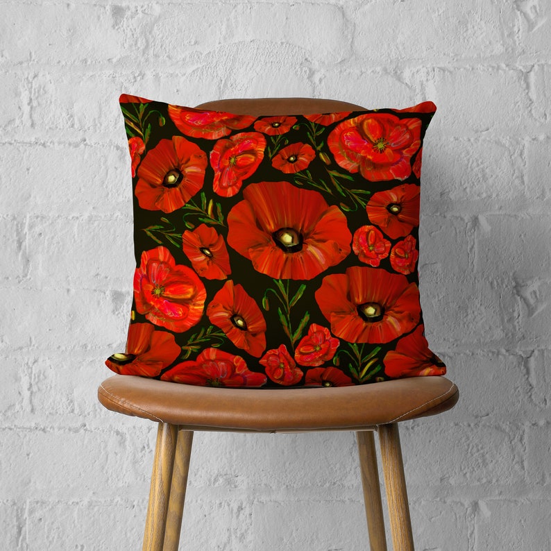 Puede incluir: Funda de coj&iacute;n con estampado de flores de amapola roja sobre fondo verde oscuro. La funda de coj&iacute;n presenta un patr&oacute;n repetitivo de amapolas rojas con hojas verdes.