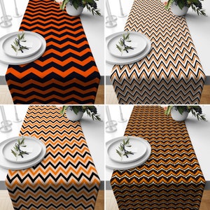 Può includere: Quattro runner da tavolo con un motivo a chevron in arancione e nero. I runner sono disposti su un tavolo con una superficie bianca. Ogni runner presenta una diversa combinazione di colori arancione e nero.