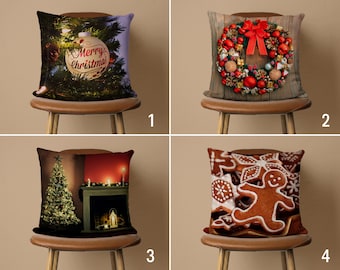 Pode incluir: Quatro capas de almofada de Natal diferentes com vários designs. A primeira capa de almofada apresenta uma árvore de Natal verde com um enfeite branco que diz "Feliz Natal". A segunda capa de almofada tem uma coroa de Natal vermelha e verde com um laço vermelho. A terceira capa de almofada tem uma árvore de Natal e uma lareira com velas. A quarta capa de almofada tem um homem de gengibre e biscoitos de gengibre.