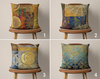 Può includere: Quattro cuscini decorativi con diversi motivi e colori. I cuscini sono su sedie marroni con gambe in legno. I cuscini sono tutti quadrati e hanno una varietà di trame.