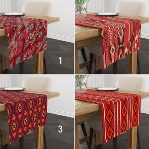 Op de afbeelding: Vier verschillende tafelrunners met geometrische patronen in rood, oranje, blauw en wit. De runners worden getoond op houten tafels met couverts.