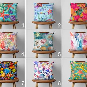 Pode incluir: Nove capas de almofada diferentes com vários designs de vida marinha. Os designs incluem estrelas do mar, conchas, corais, medusas e peixes. As capas de almofada estão todas em cadeiras marrons com almofadas brancas.