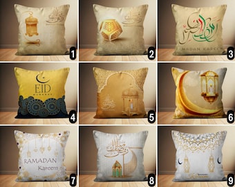 Può includere: Nove diversi design di cuscini con varie calligrafie islamiche, lune crescenti, lanterne e le frasi "Eid Mubarak" e "Ramadan Kareem".