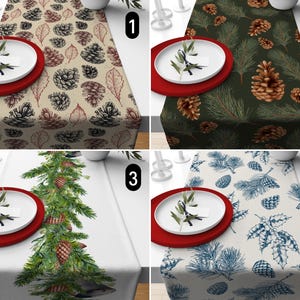 Peut inclure: Quatre chemins de table avec des motifs différents sont présentés. Le premier présente un fond beige avec des motifs de pommes de pin et de feuilles marron et noires. Le second a un fond vert foncé avec des aiguilles de pin et des pommes de pin marron. Le troisième affiche un fond blanc avec un sapin de Noël vert. Le quatrième a un fond blanc avec des aiguilles de pin et des pommes de pin bleues.
