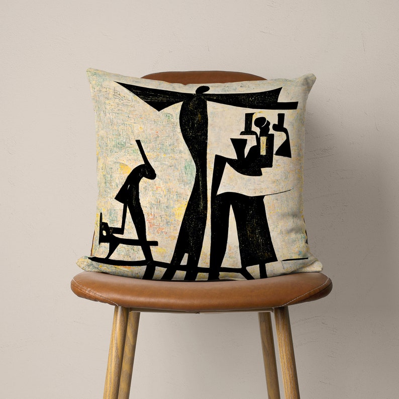 Puede incluir: Una almohada con un dise&ntilde;o abstracto en blanco y negro con figuras sobre un fondo texturizado. El dise&ntilde;o recuerda a una ilustraci&oacute;n vintage.
