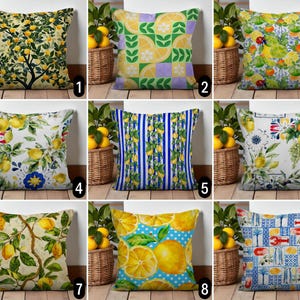 Puede incluir: Nueve cojines decorativos con diseños de temática de limones. Los cojines presentan varios patrones, incluyendo árboles de limones, formas geométricas, arreglos florales y rayas. Los colores incluyen amarillo, verde, azul y blanco. Los cojines se exhiben frente a cestas de limones.